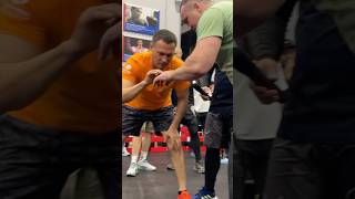Реакция Олега Саитова в 51 год: поймал монетку с первого раза #shorts