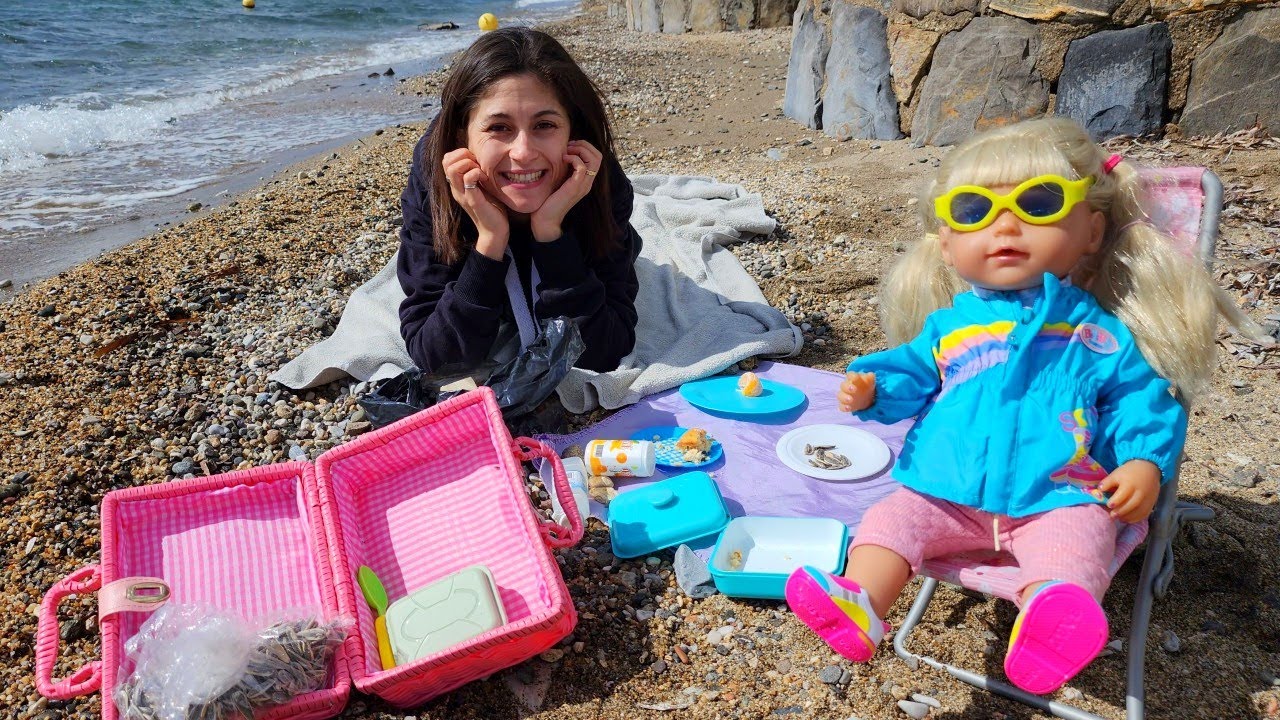 Aye Gl ile sahilde piknik yapyor Bebek bakma oyunlar