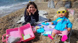Ayşe Gül ile sahilde piknik yapıyor! Bebek bakma oyunları Resimi