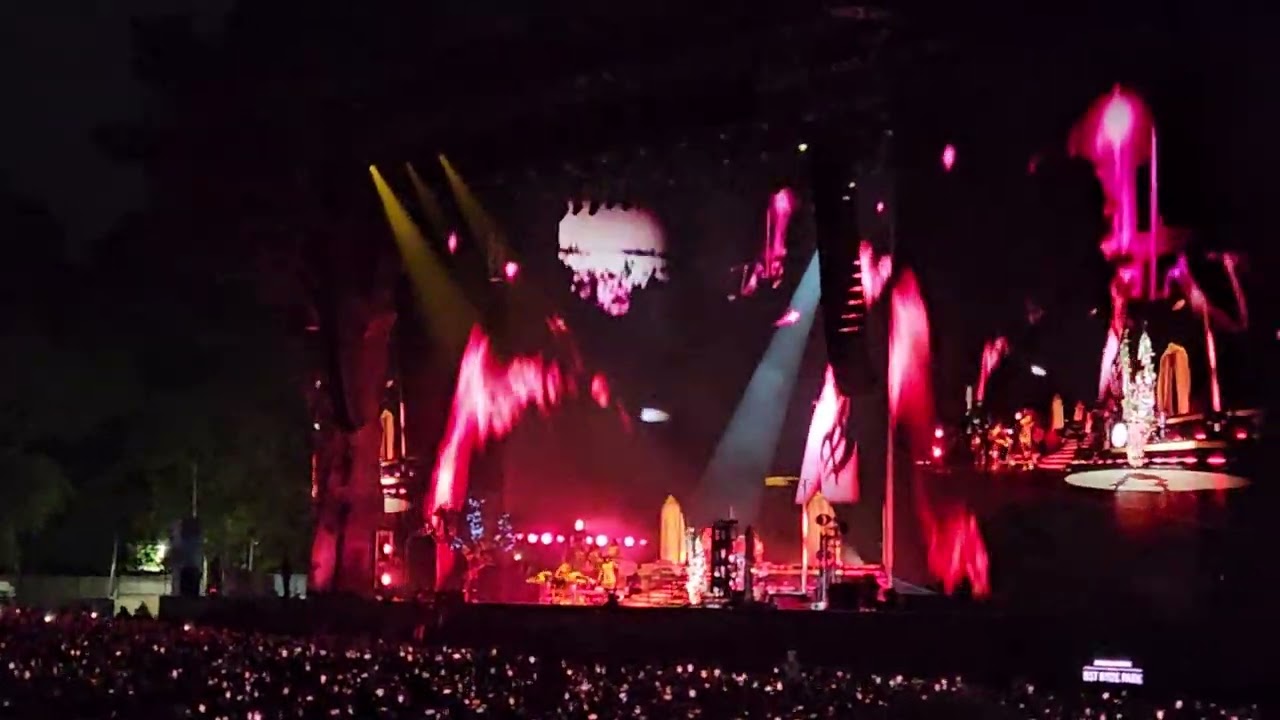 Lana Del Rey Included A Surprise Cameo In Her Hyde Park Gig. From Her  Hairstylist