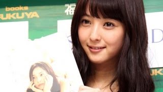 佐々木希 「今は水着に抵抗ない」　5年ぶりの写真集で