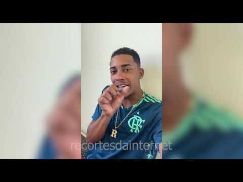 MC Poze do rodo mandando o papo para Karol Conka