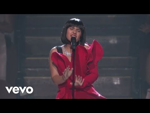 Alessia Cara - Scars To Your Beautiful  (Live At The MTV VMAs / 2017)