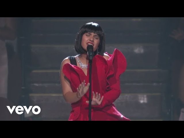 Alessia Cara - Scars To Your Beautiful  (Live At The MTV VMAs / 2017) class=