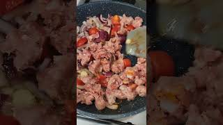 salsa con cipolla,  aglio,semi di finocchio, origano , peperoncino e salsiccia da provare