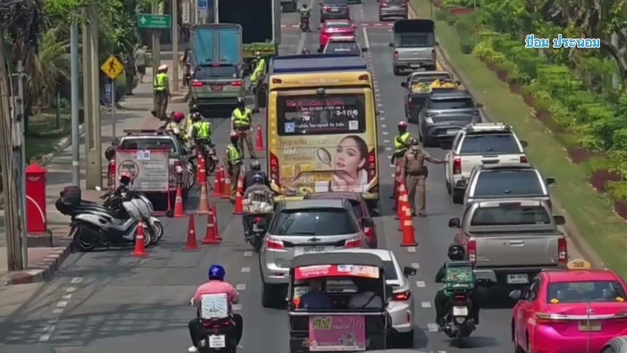 จุดตรวจกวดขันวินัยจราจร บก.จร. คึกคักคนมาใช่บริการเป็นจำนวนมากไม่ขาดสาย ถ.เพชรเกษมซอย1