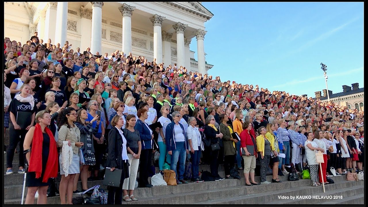 Laulukuorojen yhteislaulua Senaatintorilla Helsingissä 16.8.2018. 4K
