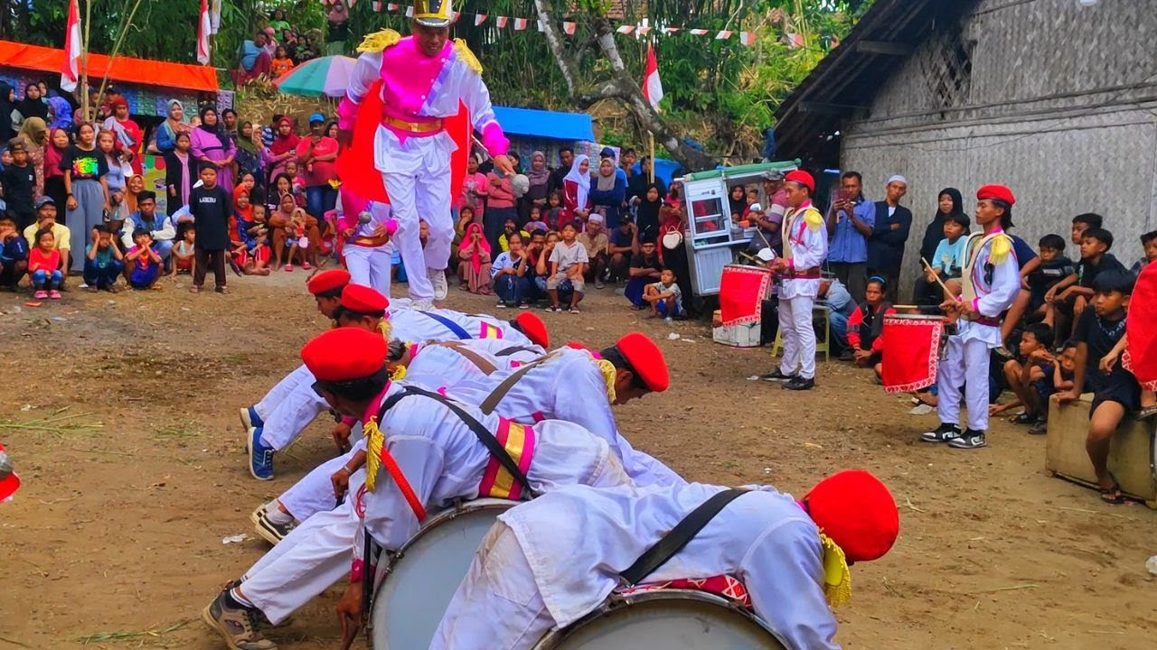 FULL ATRAKSI BARIS BERBARIS DRUMBAND AL AZHAR TAMPIL DI DESA MOJOKEMI
