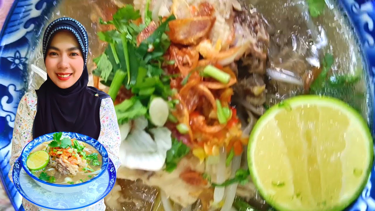 Sup ayam campur dengan taugeh atau kacang cambah rasa cukup sedap