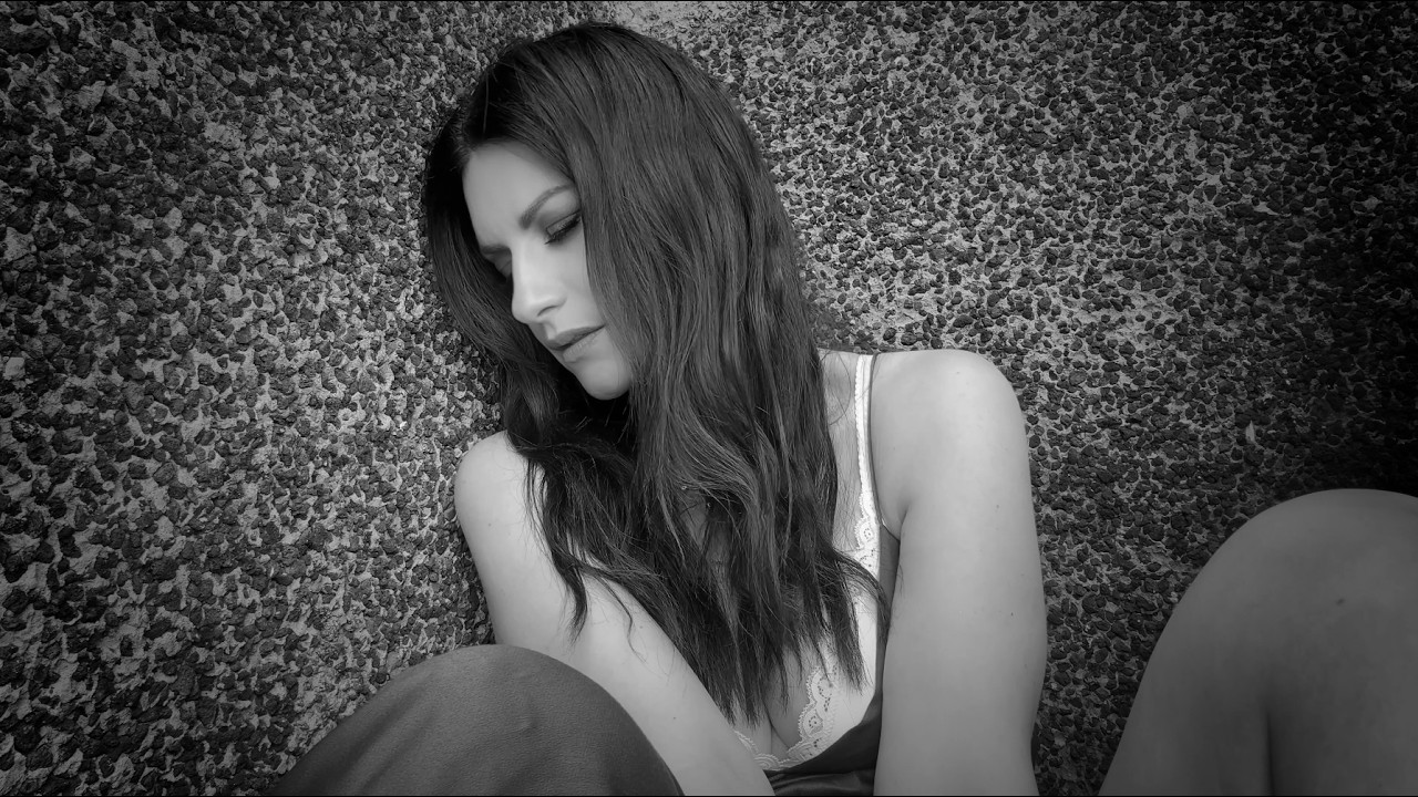 Laura Pausini - MIENTES (Official Video)