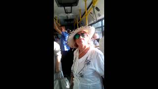 бухая бабка зажигает в автобусе бухая бабка зажигает в автобусе