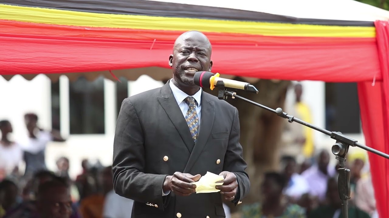 Сэмюэл Одонга Ото утешает Дениса Хэмпсона Обуа после поражения на выборах. Часть 3.