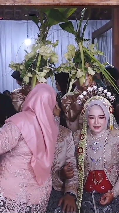 Pengantin masuk ke rmh...