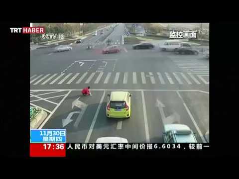 Çin'de bir adam kendi trafik kurallarını koydu