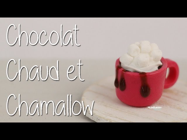 Chocolat chaud et petits chamallow. 