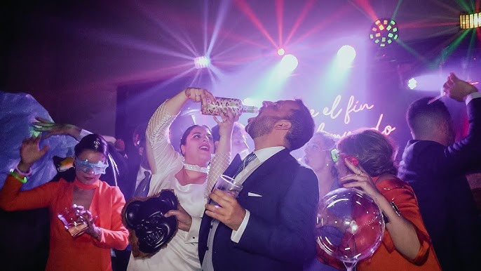 Boda con espectáculo, Hora loca, zanquero tira fuego y bailarines.