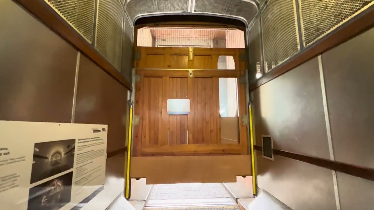 Autoaufzüge im alten Elbtunnel Hamburg