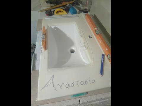 Βίντεο: Πλακάκια βινυλίου χαλαζία στο μπάνιο: στους τοίχους και το πάτωμα στο δωμάτιο. Θα σαπίσει και μπορούν να τοποθετηθούν πλακάκια βινυλίου χαλαζία στο μπάνιο