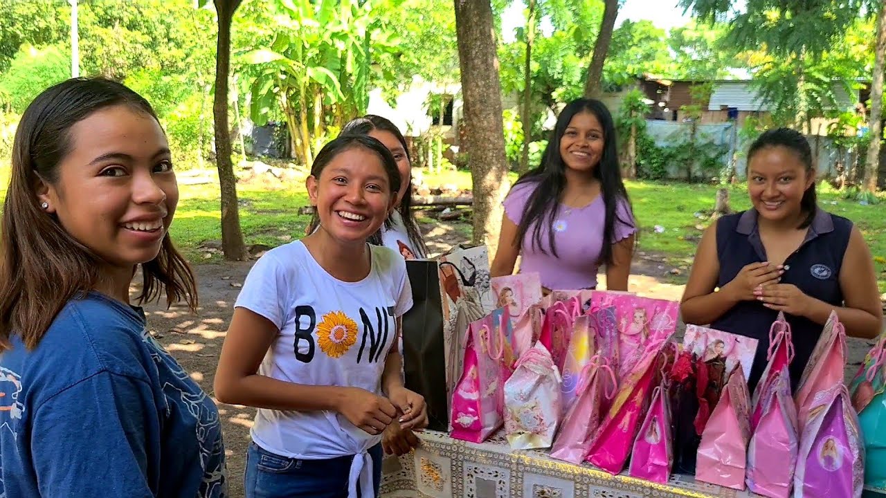 Carolina Abriendo Los Regalos de Sus 15 Años, ¡No te Lo Pierdas!