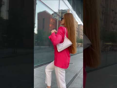 Жіноча маленька сумка через плече багет рептилія крокодиляча шкіра біла, відео 1