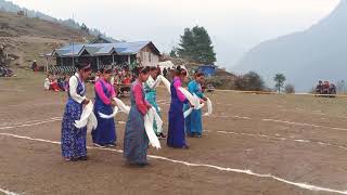 अरुणोदय माध्यमिक बिद्यालयमा अध्ययनरत छात्रा बहिनिहरु आफ्नै भेषभुसामा तिब्बतेन नृत्य प्रस्तुत गर्दै
