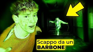 Scappo da un BARBONE in un OSPEDALE ABBANDONATO di Notte!