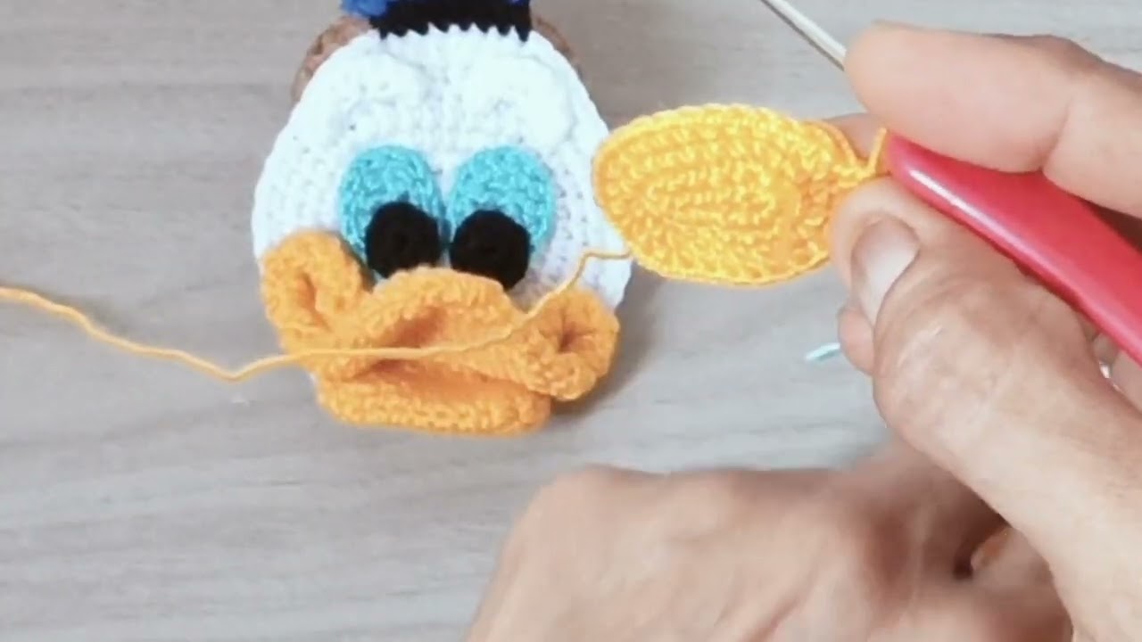 TEJIENDO AL PATO DONALD y mis anillas recicladas no faltan !