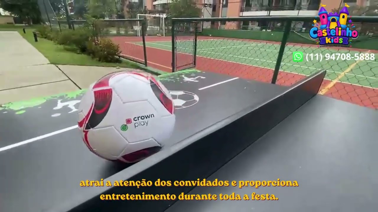 Mesa de fut mesa montada numa festa, com convidados jogando em volta