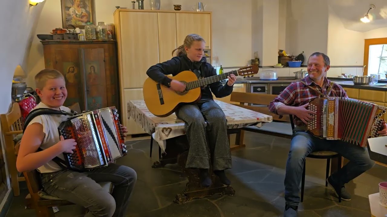 Willi mit Kinder Katharina und Roman.Tirolerbuebmpolka😉