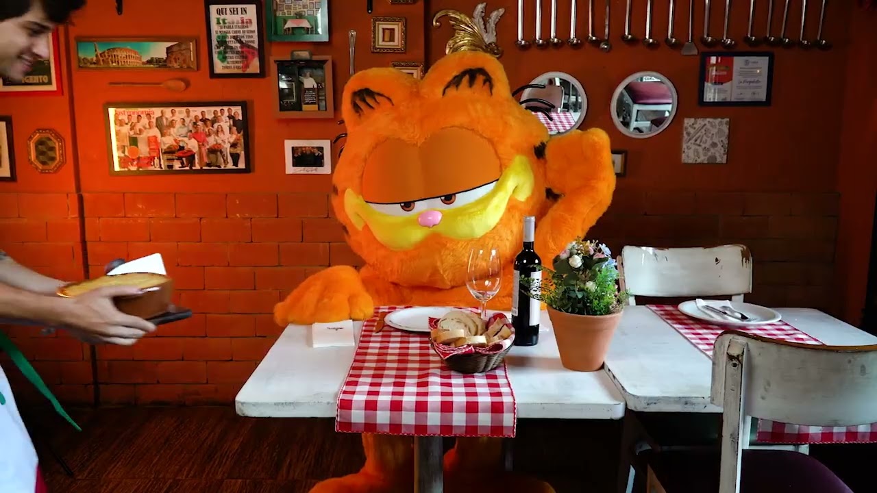Garfield passeia no metrô de São Paulo e vai ao restaurante comer lasanha