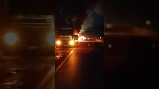 Carreta é atingida por incêndio na BR-101, em Garuva