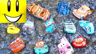 Disney Cars 3 Mater Plays with Lightning Mcqueen and Piston Cup Racers and Pushes Them in Mud! Disney Cars 3 Mater Plays with Lightning Mcqueen and Piston Cup Racers and Pushes Them in Mud!
