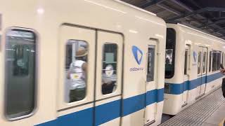 小田急電鉄８０００形快速急行新宿行湘南台駅入線シーン