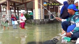 Mancing di jalan banjir, Strike depan kaki buat ibu² ini kaget dapat sebanyak ini
