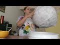 Empapelando un globo para piñata