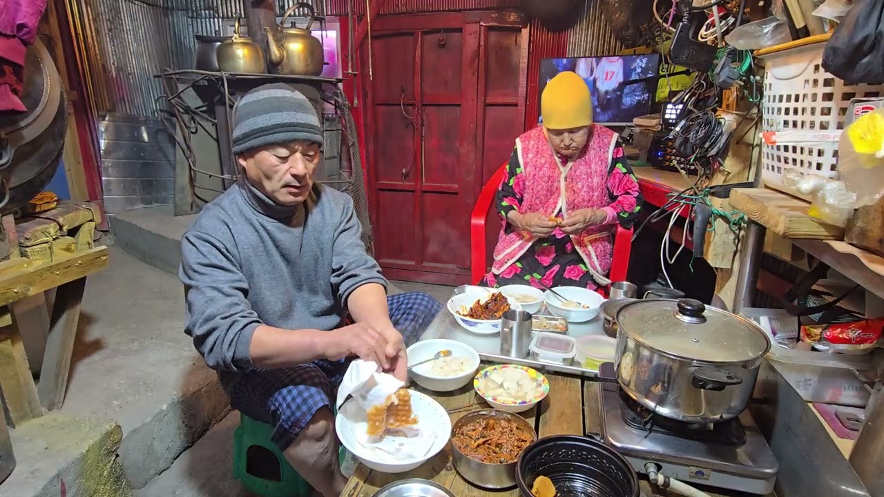 엄마 밥묵자 경상도는 요래말함 반찬은 별로라도 와풀에 떡국하고 대충한끼 ᆢ