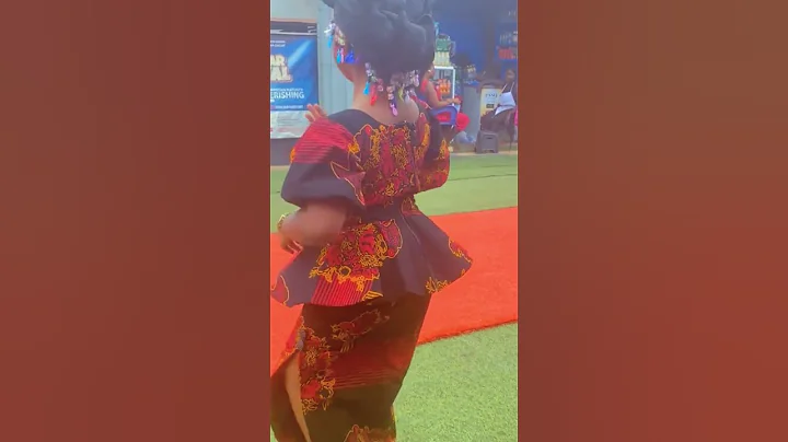 Little Girl Shocks Crowd with Powerful Adowa Dance at Ghanaian Funeral 💃🏾🔥🇬🇭 #Shorts