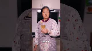 Mother-son battle: Genius son drinks wine made from chicken butt #Shorts #GuiGe #comedy #hindi