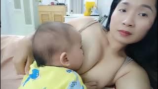 Mother teaches baby to learn and breastfeed