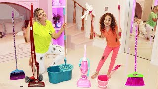 Valentina and mommy pretend to play with cleaning toys screenshot 2