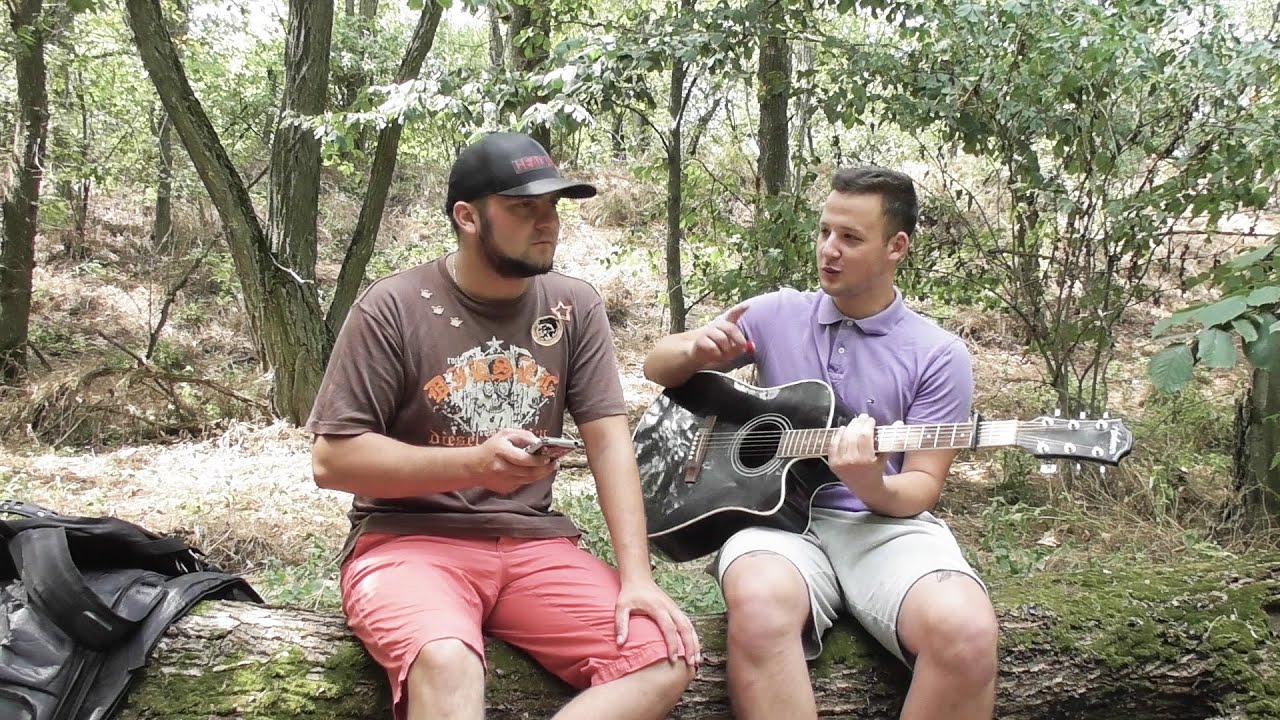 трое ребят спеть. трое ребят спеть. деревенский парень с гитарой. классно спел под гитару. трое ребят спеть.