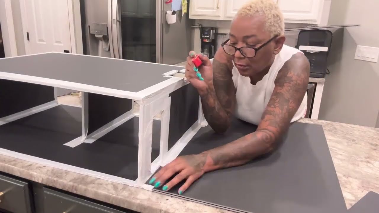 Эпизод 1: Строительство кукольного домика-особняка из пенопласта, купленного в магазине «Доллар».