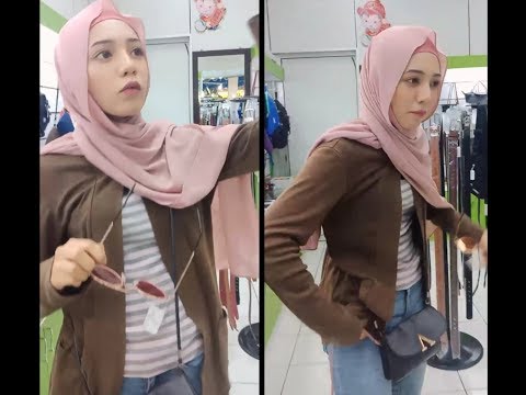 Awek jilbab cun melayu shopping di mall