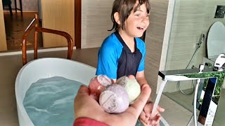 Fatih Selim Tatilde Su Dolu Küvet Içine Köpük Topu Atıyor.renkli Köpükler Eğlenceli Banyo