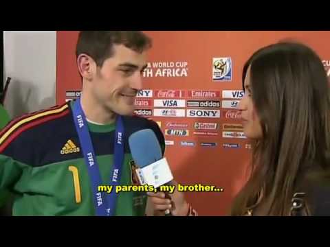 Casillas Kissing his very Sexy Girlfriend Sara (sweet moment)!