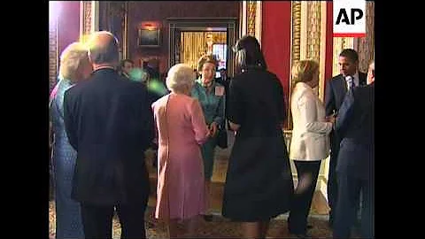 Michelle Obama charms Queen into straying from pro...