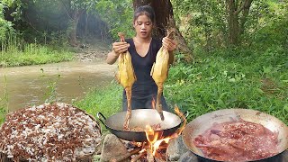 Survival cooking: Duck curry tasty with red ant egg for dinner - Solo cooking in forest