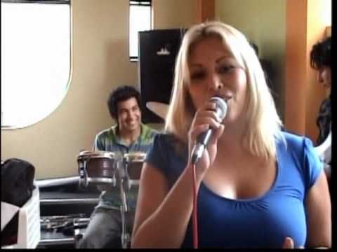 Jackie Castañeda Ensayando con Kaloas