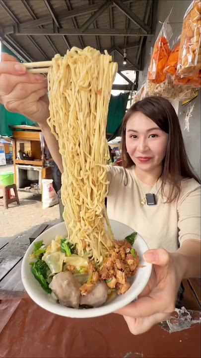 Mie gerobakan tapi cabang nya sampai 4 …. Laku yahhh …. Harganya murah ayam nya banyak sih.