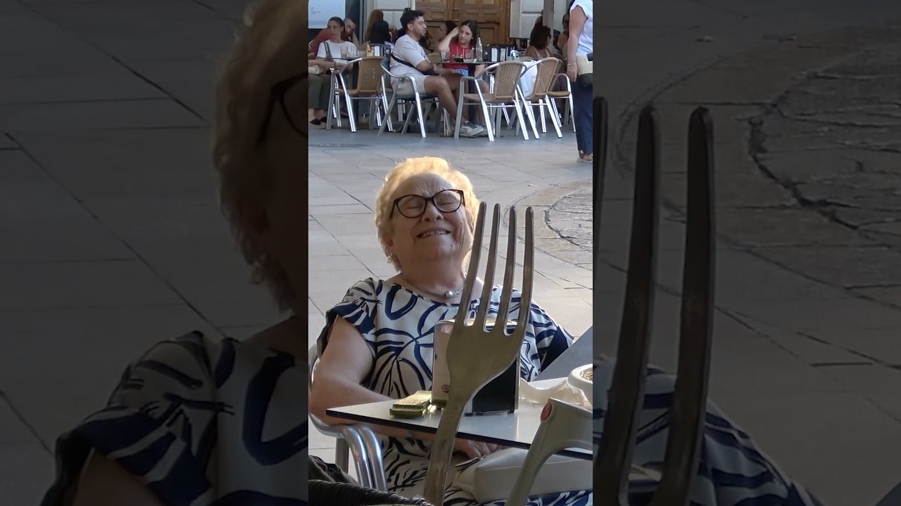 PLATO de PASTA ENORME con CUBIERTOS GIGANTES 🍝🍴 CÁMARA OCULTA | #comida #humor #comedia #shorts